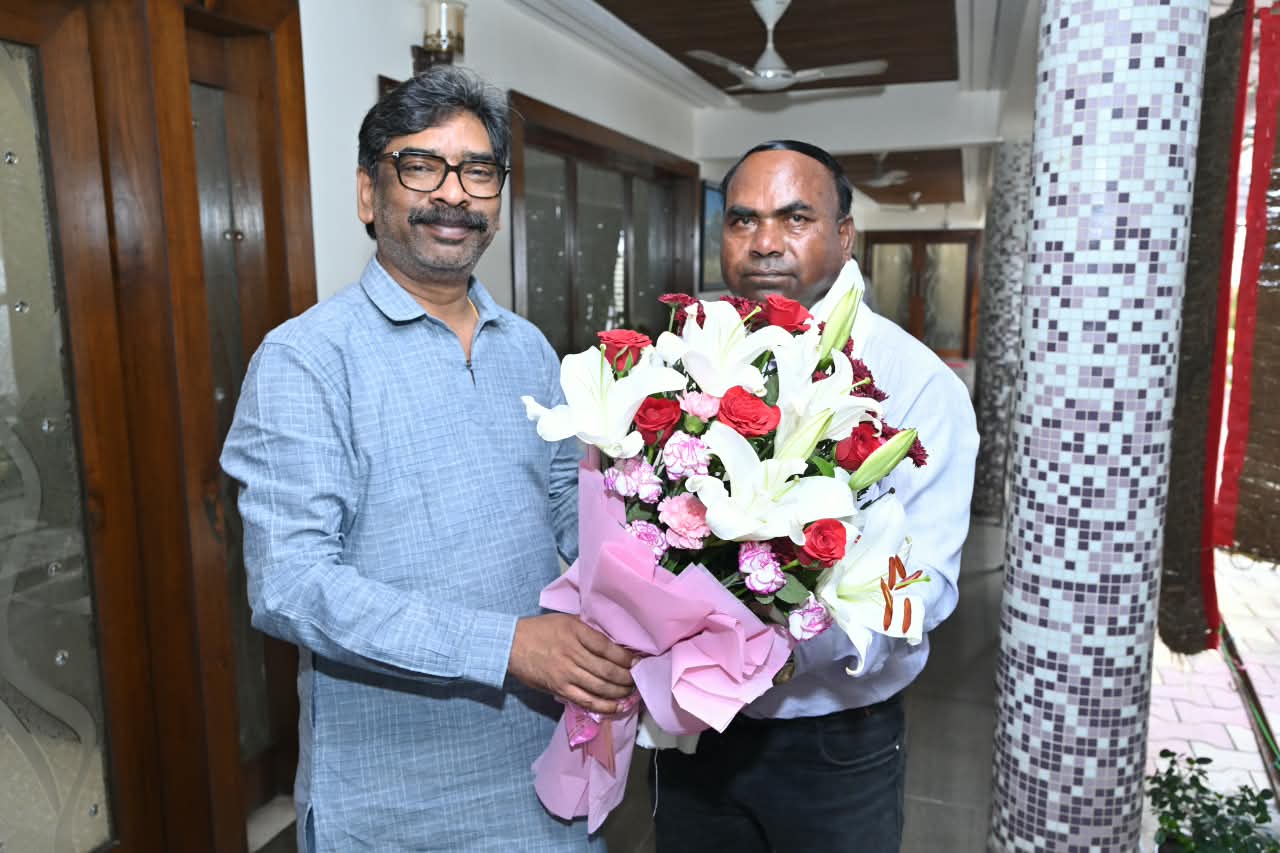 अंगद महतो के सेवानिवृत्ति पर उन्हें दी शुभकामनाएं*।